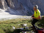 In discesa: finalmente fuori da roccette e pietre del canale, ma ancora alti sopra il rifugio Vicenza.