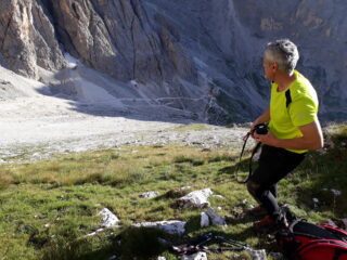In discesa: finalmente fuori da roccette e pietre del canale, ma ancora alti sopra il rifugio Vicenza.