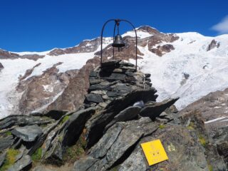 La campana nei pressi della cima.