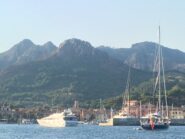 La Croce capeggia Sulla baia