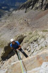 Terza doppia di Barone Rampante con sullo sfondo il rifugio Bozano
