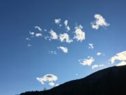 Ti co’ t’las fait?
Mi l’ai vardà le nivule ca curiu ‘n tal ciel 