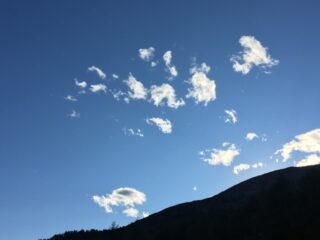 Ti co’ t’las fait?
Mi l’ai vardà le nivule ca curiu ‘n tal ciel 