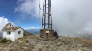 Ad agosto, alle nubi piace proprio sostare sopra la cima del Monte Camino