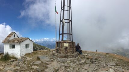 Ad agosto, alle nubi piace proprio sostare sopra la cima del Monte Camino