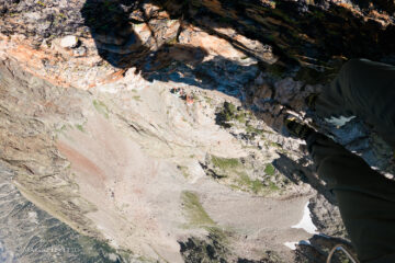 Le incredibili  concrezioni della vena di quarzo di L4, sotto si vedono le cordate che ci seguono alla sosta di L3