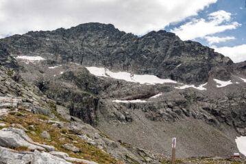 Punta Ciampono e biv Gastaldi dal colletto che dà accesso al vallone di Spissen