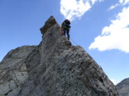 Dopo le prime 2 doppie, la risalita sullo spigolo di IV (foto mgulliver)