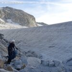 Dal passo scendo nella valletta glaciale risalendo il muro del ghiacciaio.