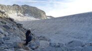 Dal passo scendo nella valletta glaciale risalendo il muro del ghiacciaio.