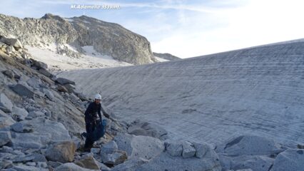 Dal passo scendo nella valletta glaciale risalendo il muro del ghiacciaio.