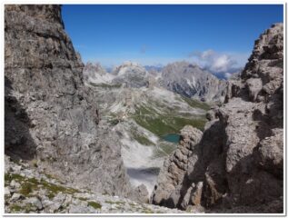 Il rifugio Locatelli visto dal sentiero della Pace
