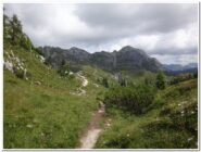 Il lungo traverso verso i laghi d'Olbe : in fondo sulla destra il Monte Lastroni