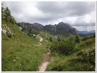 Il lungo traverso verso i laghi d'Olbe : in fondo sulla destra il Monte Lastroni