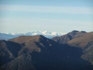 Appaiono le Alpi Liguri innevate