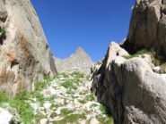 Cima Lusiere incorniciata dalle rocce