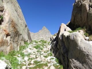 Cima Lusiere incorniciata dalle rocce