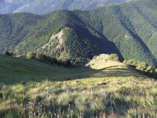 Vista dall'alto del ripidissimo canalone che dalla Colla Bassa porta al crinale 