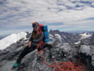 la socia in cima all'Eiger visibilmente soddisfatta..