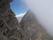 la discesa (delicata) al colletto e di fronte la cima nord che va attraversata..