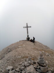 cima nella nebbia