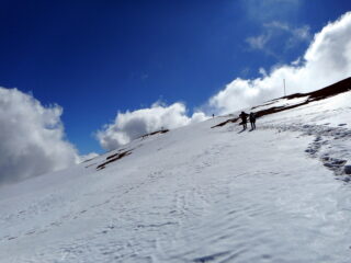pendio finale di neve recente 