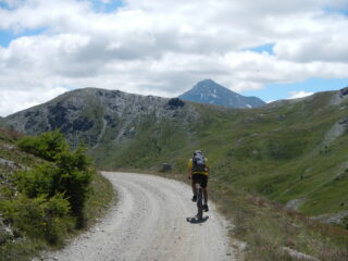 in primo piano la Pitre de l'Aigle