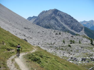 la pietraia del versante ovest della Punta Charrà
