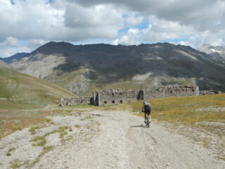 casermette militari da dove inizia la discesa sulla Valfredda