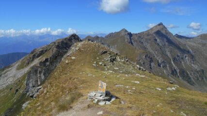 Sulla cresta spartiacque con il vallone di Mascognaz, con vista sul Bussola