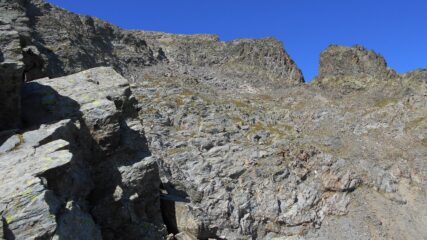 Dal Passo Laris si vede il primo tratto dell'itinerario di salita in vetta