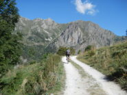 sterrato agevole; di fronte la Rocca di Cairi.