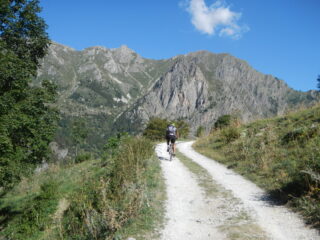 sterrato agevole; di fronte la Rocca di Cairi.