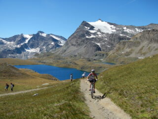 sullo sfondo: Cima del Carro, Grande Aiguille Rousse e Punta Basei 