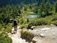 La breve ma ripida discesa sul lago Nero