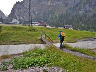 La passerella sul torrente a Malga Ciapela, più a valle di quella originaria