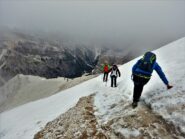 Discesa in dorsale sotto la cima