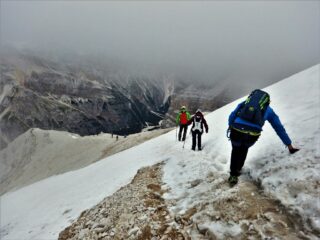 Discesa in dorsale sotto la cima