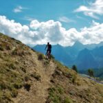 Il breve sentiero che porta al colle al termine della sterrata