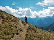 Il breve sentiero che porta al colle al termine della sterrata