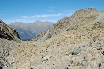 Le sconfinate pietraie del vallone dei Duc appena risalite 