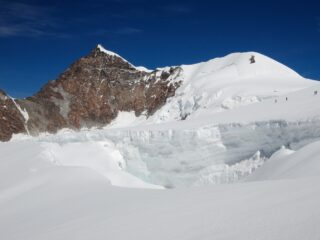 Grosso crepaccio con vista sul Lyskamm