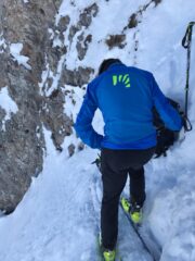 preparando la discesa- sotto le rocce