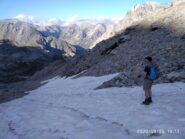 Ancora un paio di nevai sotto il colle (foto A. Valfrè).