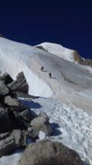 risalendo il ripido pendio terminale che porta in cima