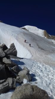risalendo il ripido pendio terminale che porta in cima