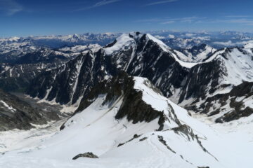 in discesa verso il Colle delle Aiguilles Grises