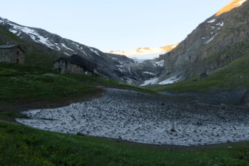 residui di una valanga che ha minacciato il rifugio