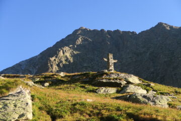 la grande croce di pietra poco sotto il bivacco