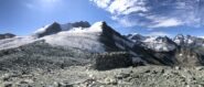 h 10, in prossimità del rifugio, guardando indietro verso l'itinerario percorso, la vetta del Bishorn, la cresta N del Weisshorn e a seguire più in lontananza Zinalrothorn, Obergabelhorn, Dent Blanche